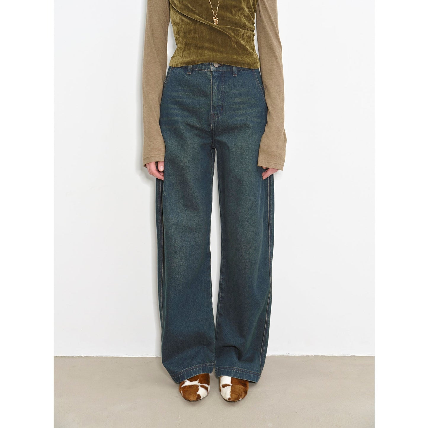 "Blue Island" Mid-Rise Curved Cotton Washed Jeans